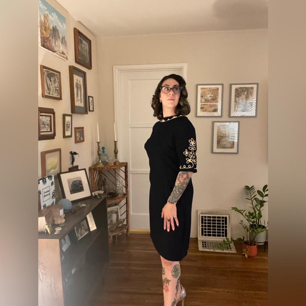Vintage 1970s sheath dress - navy with cream details - in very good condition